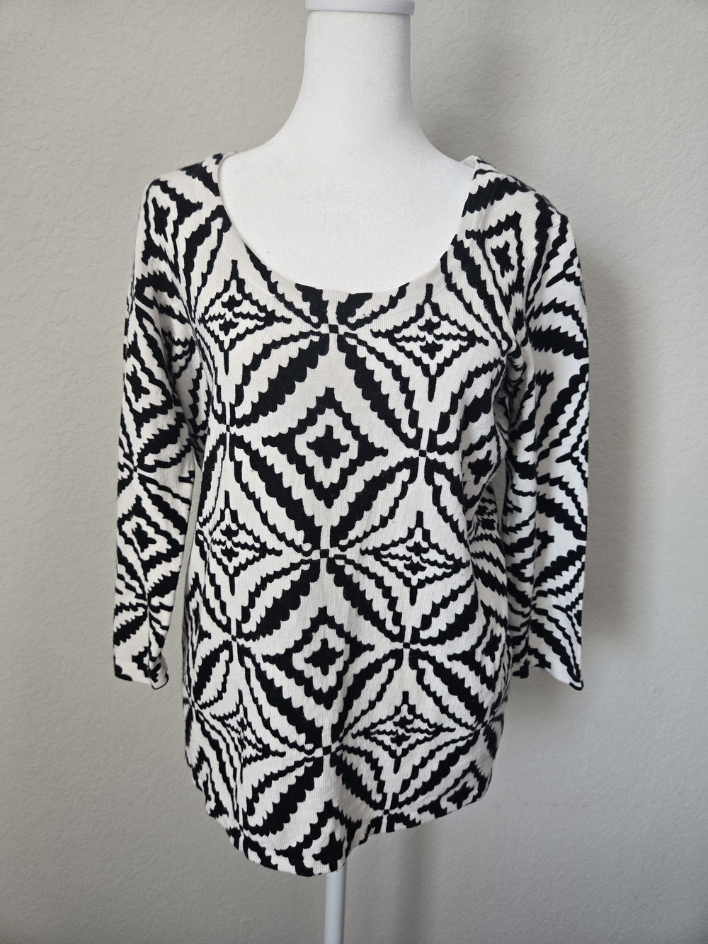 Red Black & White Geometric Scoop Neck Sweater - Women